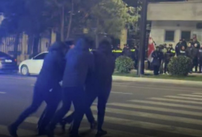 თბილისში, ირანის საელჩოსთან აქციაზე ერთი ადამიანი დააკავეს